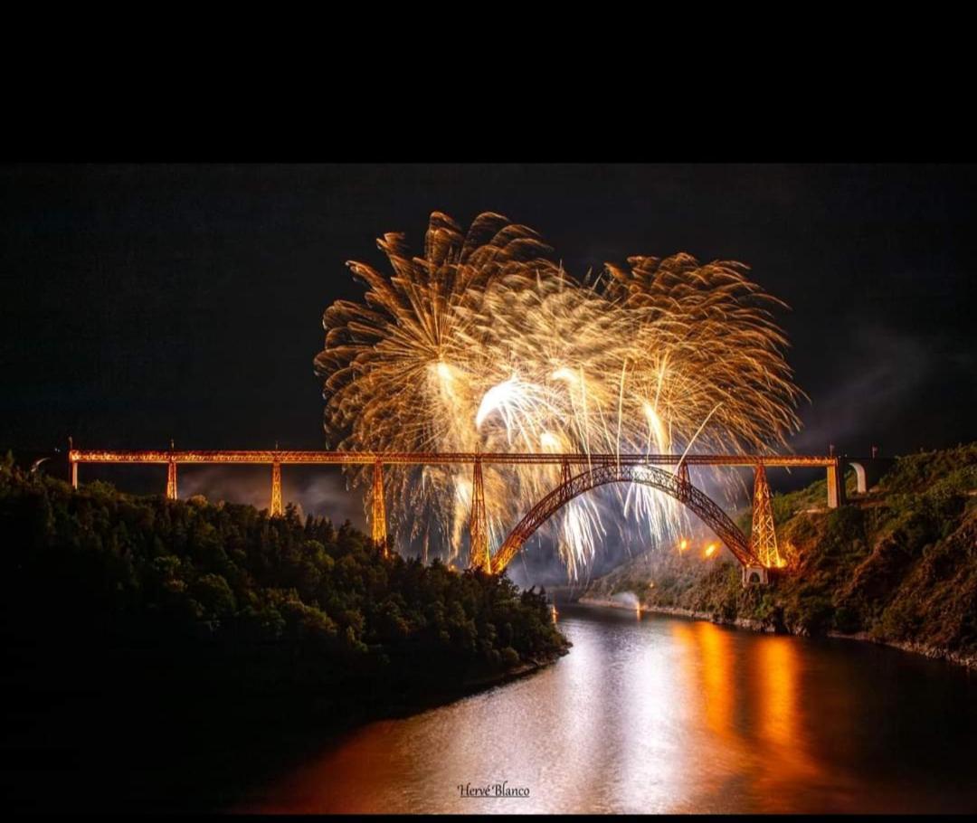 アングラール・ド・サン・フルールRelais Des Gorges De La Truyereアパートメント エクステリア 写真
